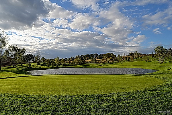 Озеро возле поля для гольфа скачать